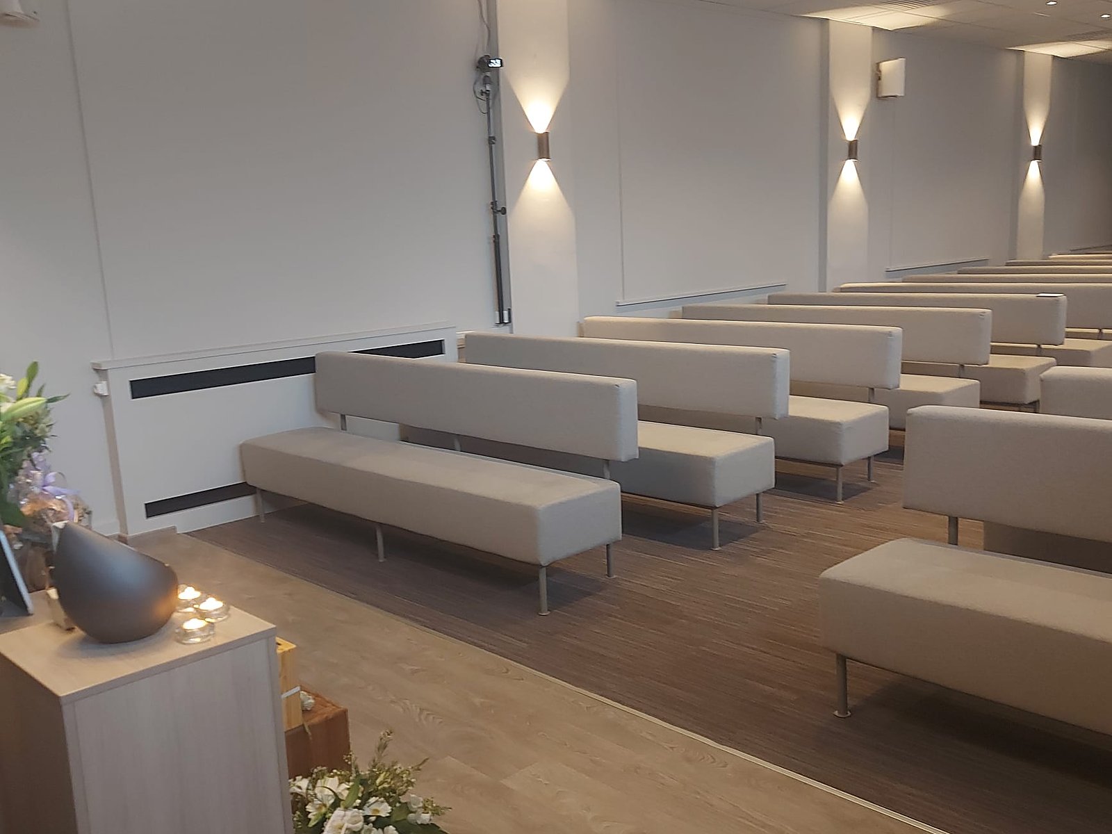 De zitbanken in aula Mémento